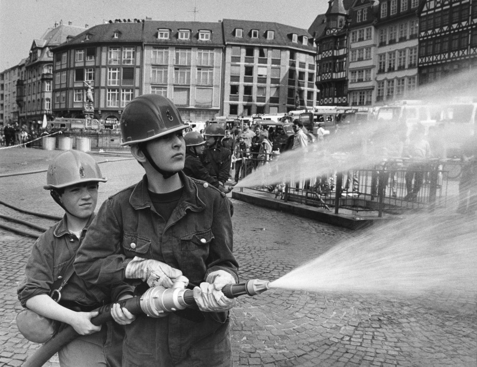 „Unersetzliche Arbeit“: Regelmäßig präsentieren die ehrenamtlichen Brandschützer ihr Können in der Öffentlichkeit, hier 1994 auf dem Römerberg.