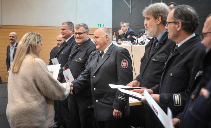 Stadträtin Stephanie Wüst ehrte in der Hauptversammlung verdiente und langjährige freiwillige Feuerwehrleute.FOTO: michael faust