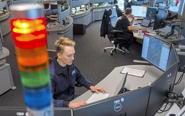 Die Frankfurter Leitstelle bearbeitet rund 150000 Einsätze pro Jahr. Die Idee, sie mit Offenbach zu fusionieren, stößt hier auf große Skepsis. © Bernd Kammerer