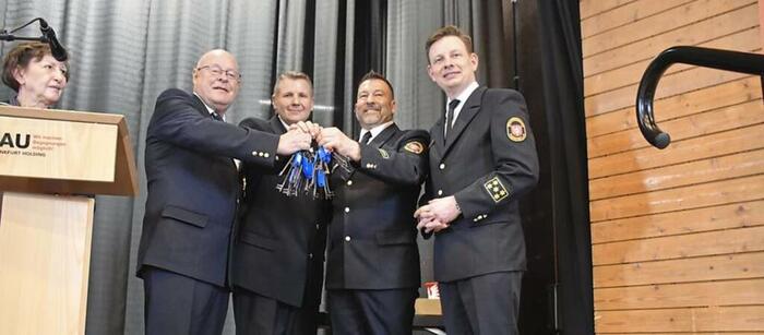 Schlüsselübergabe: Dirk Rübesamen, Patrick Söder, Daniel de Marco und Markus&nbsp;Röck nach der Neuwahl des Kreisbrandinspektors. © Thomas J. Schmidt